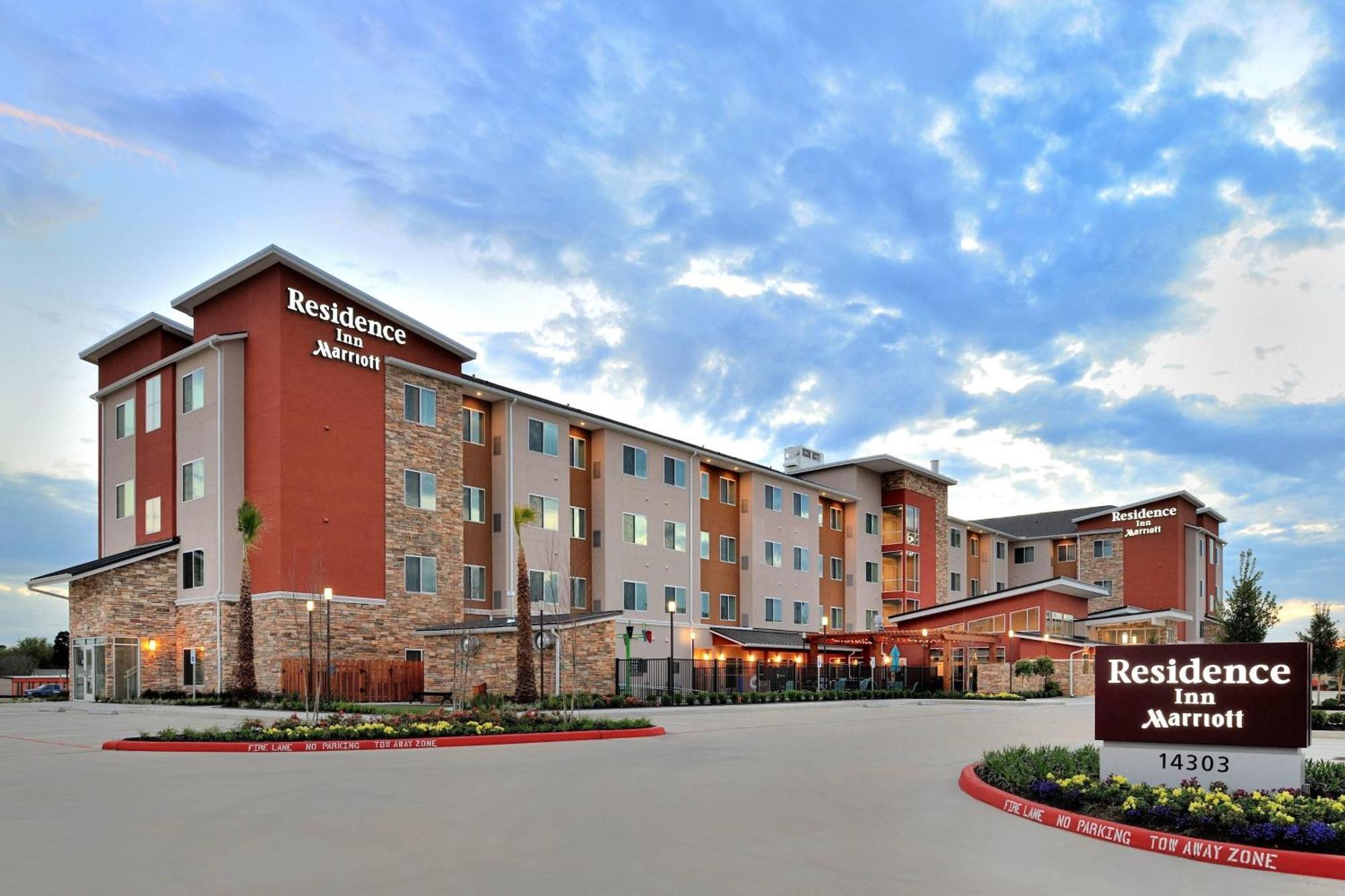 By Marriott Houston Hotel